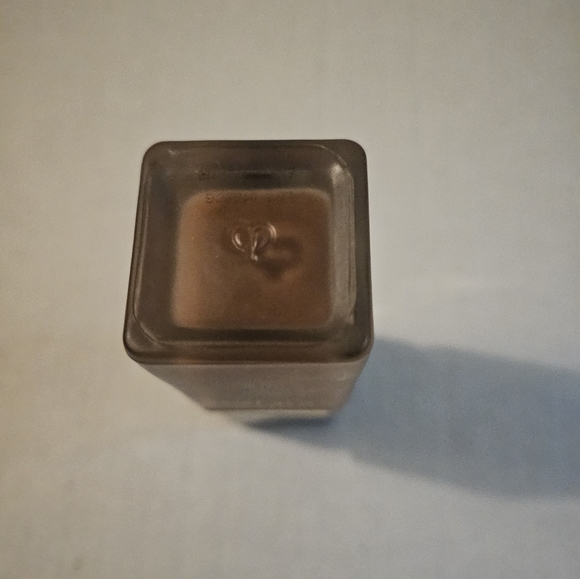 Cle de peau radiant fluid foundation. 36 ml net weight. - Picture 7 of 7